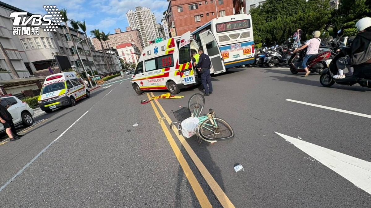 徐男騎車行經新店民族路時,不慎與同向騎單車的劉姓老翁發生擦撞。(圖/TVBS)