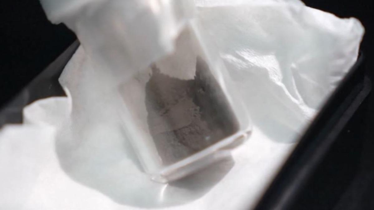 月球會生鏽！大陸月壤樣品首次驚見赤鐵礦。（圖／央視）