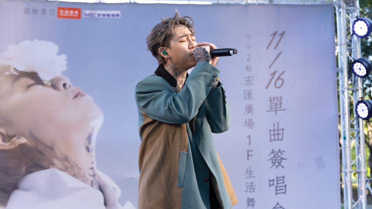 謝和弦現場演唱〈那不是雪中紅〉。(圖/馬槽音樂)