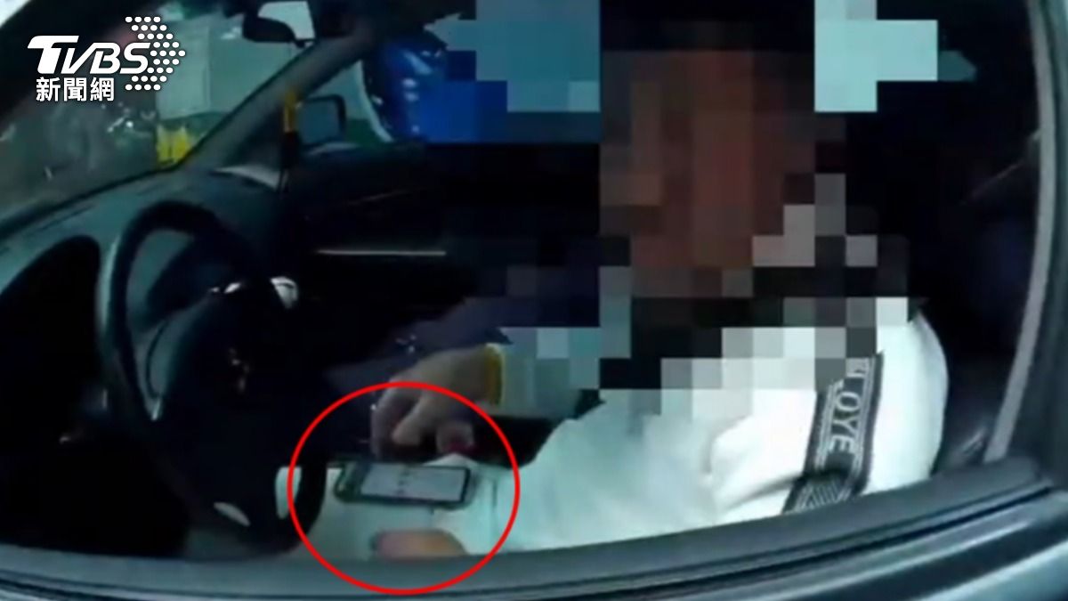 開車滑手機被抓包,竟當警察面說謊,口袋藏毒曝。(圖/TVBS)
