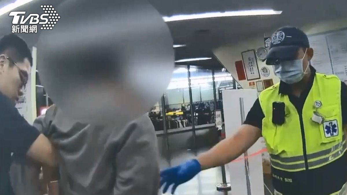 男子在新莊國民運動中心大吼大叫，勸離無效遭強制送醫。 (圖／TVBS)