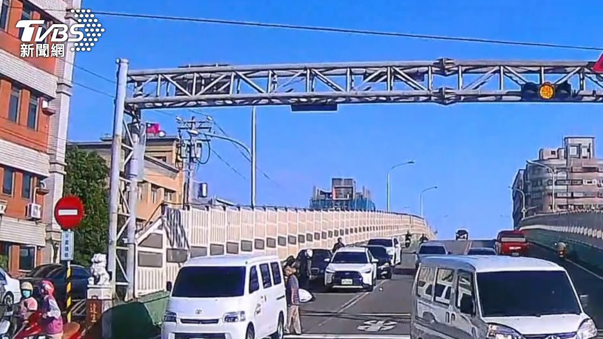 轎車下橋直衝8車毀損，駕駛供稱是逆光釀禍。 (圖／TVBS)