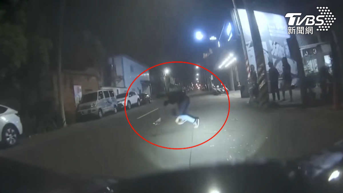高雄路竹區一家火鍋店員工為同事舉辦歡送會，員工在嬉戲過程中衝上馬路，差一點被直行機車撞上。（圖／TVBS）