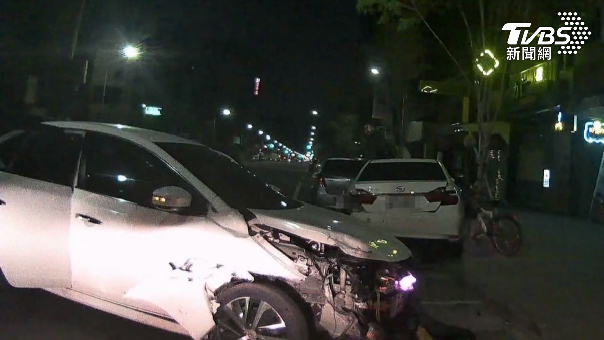 嘉義市興業西路一輛白色自小客車突然失控，撞上停在路旁的汽車。（圖／TVBS）