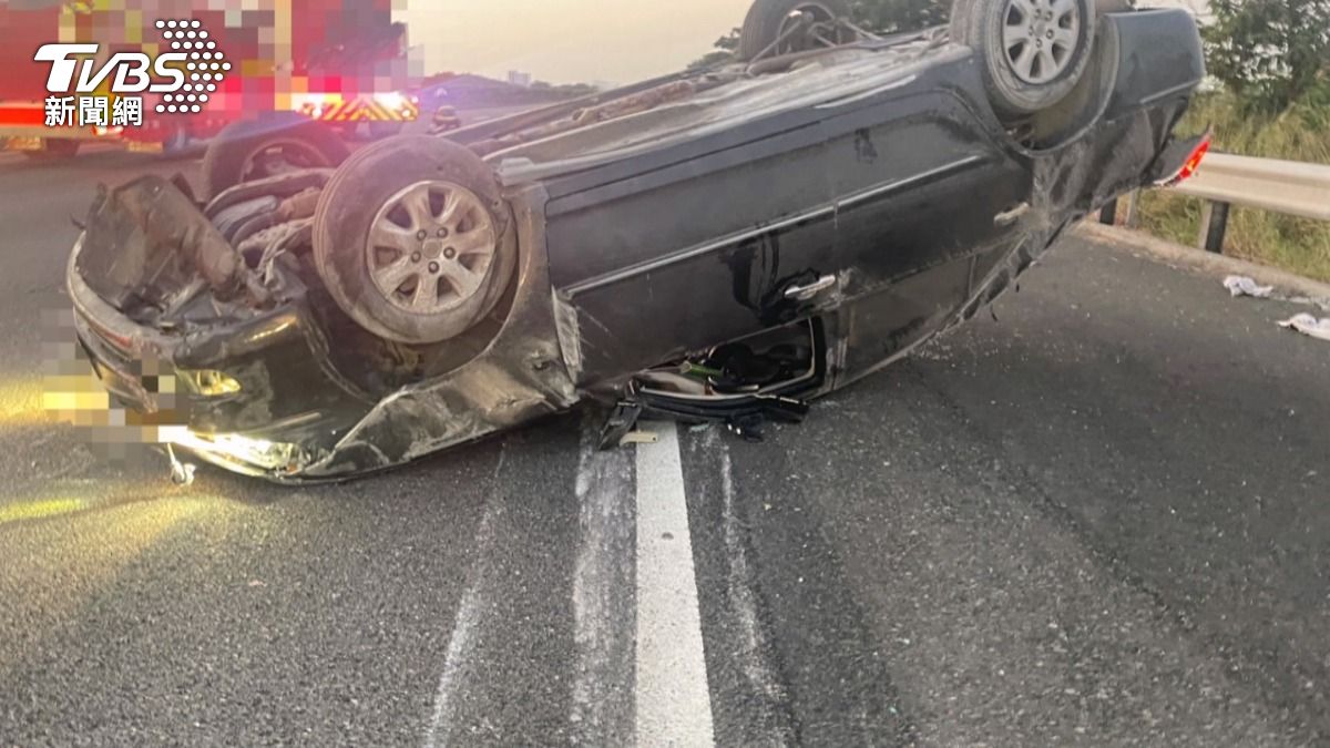 19歲男酒駕翻車　友遭拋飛車外慘死。(圖／TVBS)