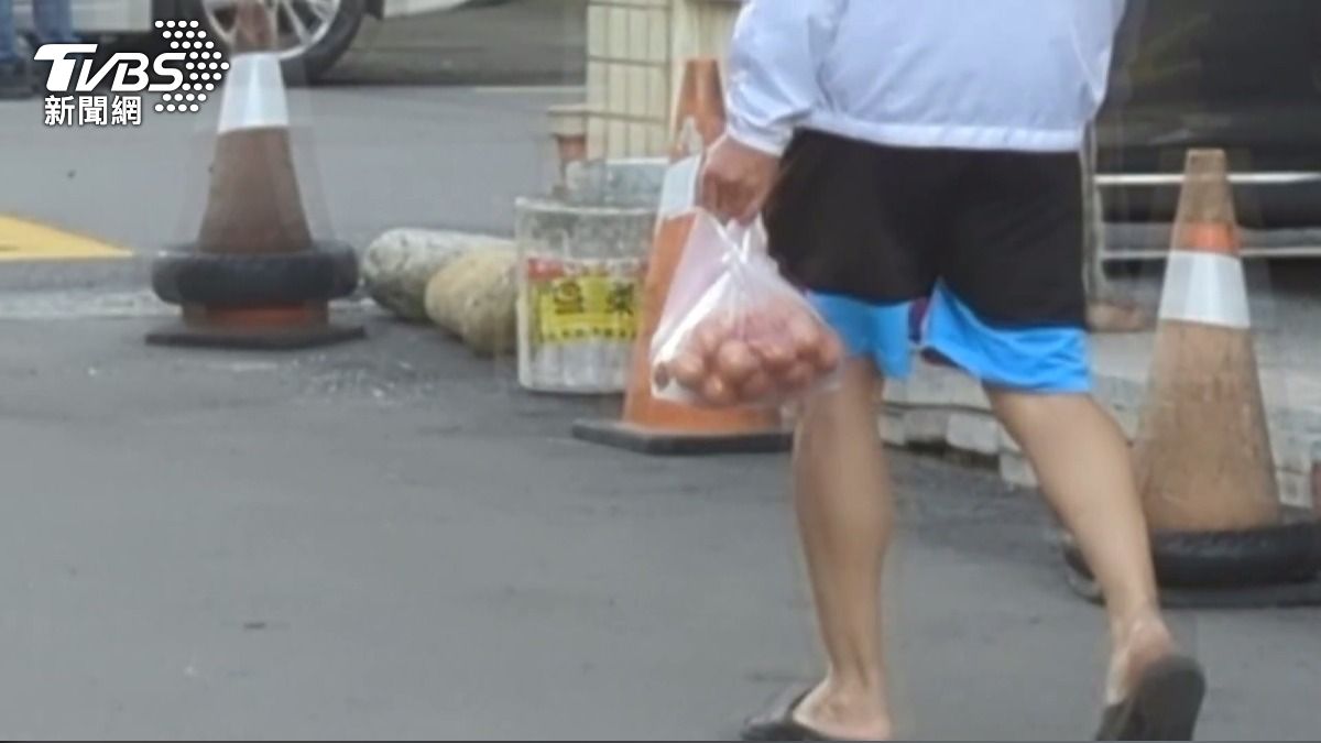 問題蛋偷偷出貨！彰化牧場突破管制　近4萬顆恐被吃下肚。(圖／TVBS)