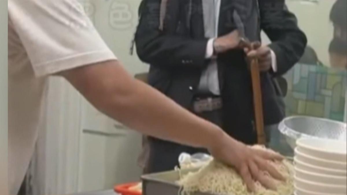 高雄一間麵店有顧客發現業者在煮麵過程中反覆用手觸摸生麵條,引發食安爭議。(圖/翻攝黑色豪門企業)