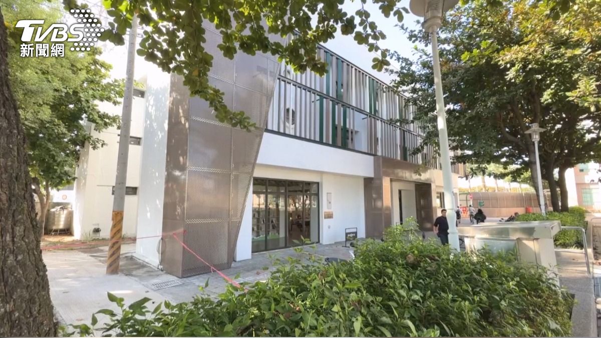 眼鏡蛇出沒!台中圖書館驚見毒蛇 41歲女遭咬送醫急注射血清。(圖/TVBS)