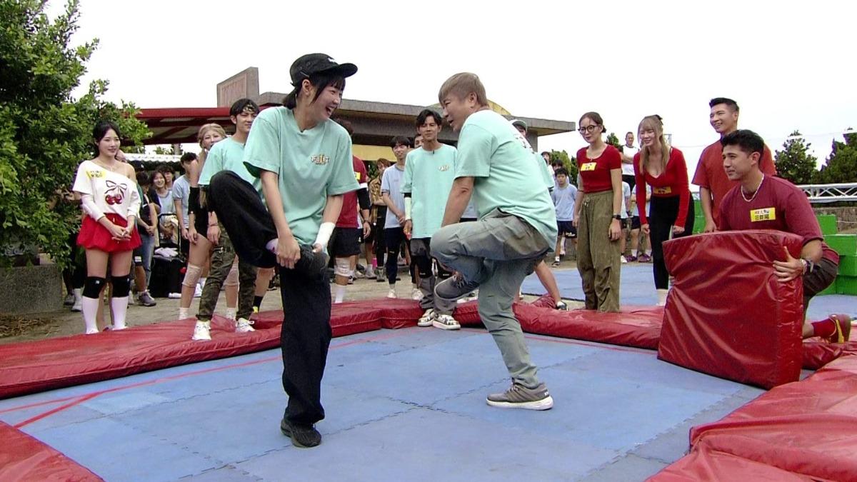 胡瓜和籃籃對戰。(圖/民視提供)
