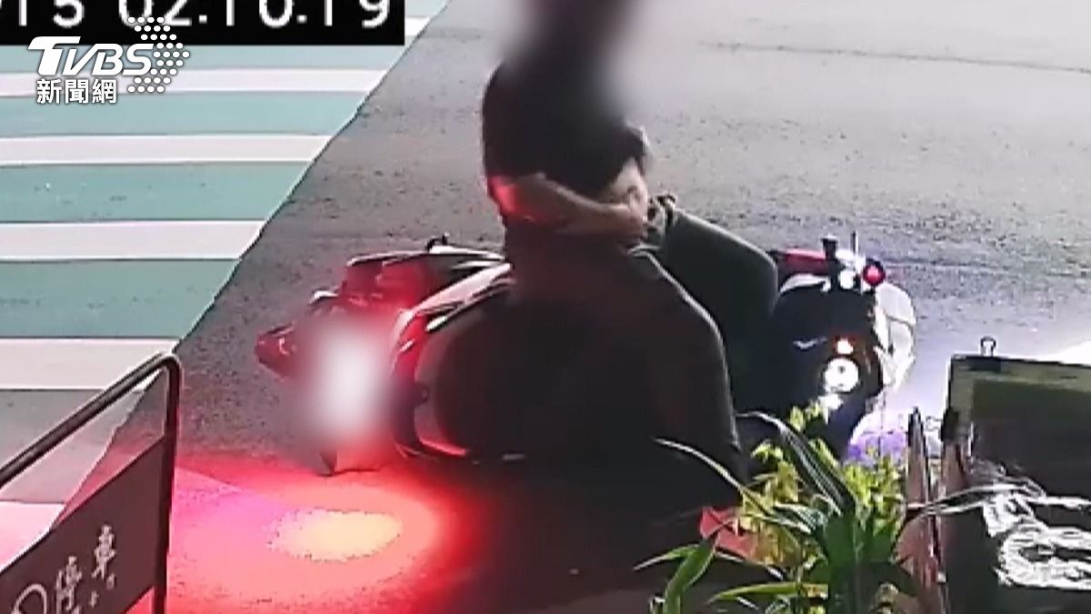 獨/倒了又倒!少年騎車醉倒路中 車倒「他還當躺地騎士」。(圖/TVBS)