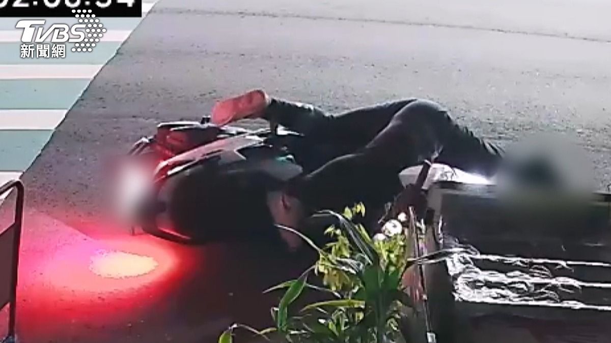 醉少年馬路睡6分 被警拍醒狂吐「無照酒駕」函送。(圖/TVBS)