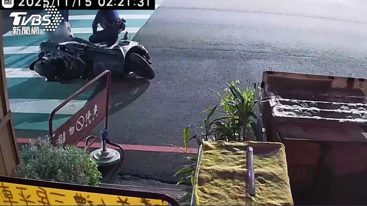 少年酒駕路倒睡馬路 酒測0.68毫克遭重罰。(圖/TVBS)
