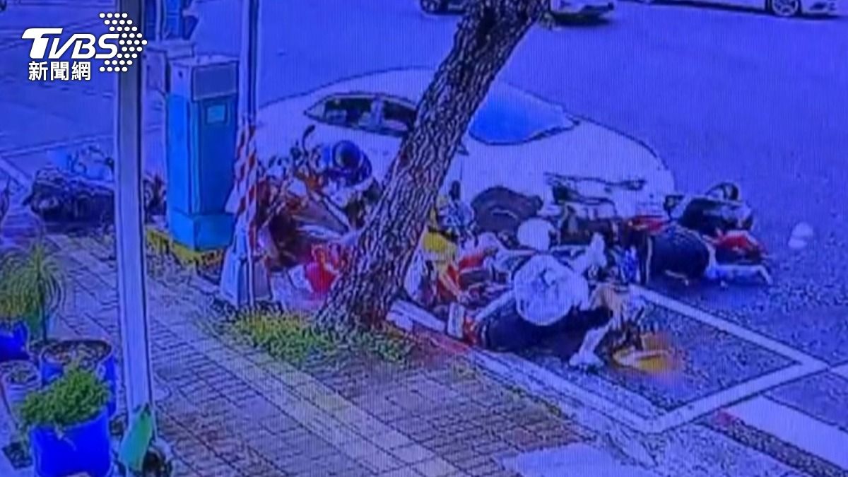7旬男違規右轉失控連撞8車,待轉區瞬間變帶撞區,釀1死8傷。(圖/TVBS)
