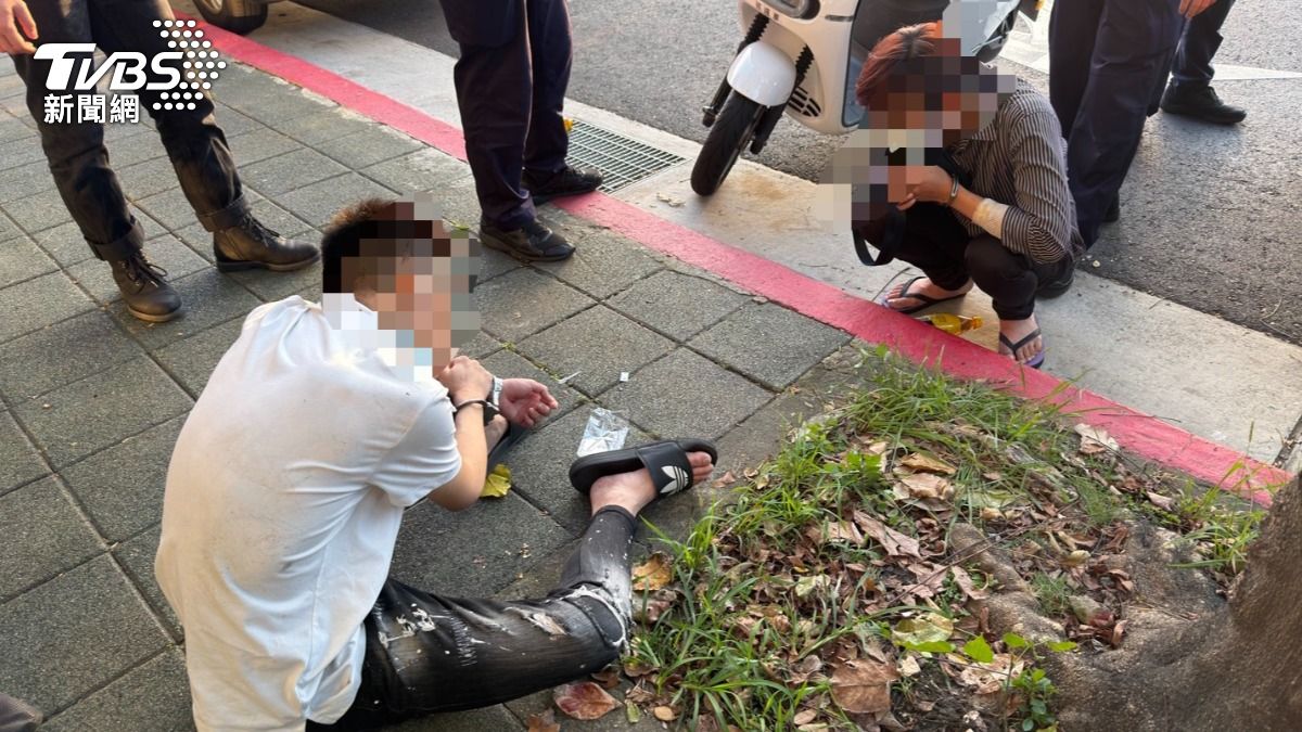 毒犯拒檢逃逸遭員警逮捕，身上被搜出兩把折疊刀。 (圖／TVBS)