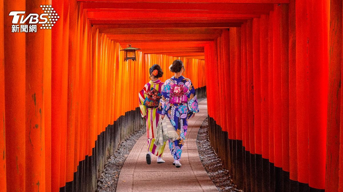 網友推薦2招避免旅遊時走到腳痠痛。（示意圖／shutterstock達志影像）