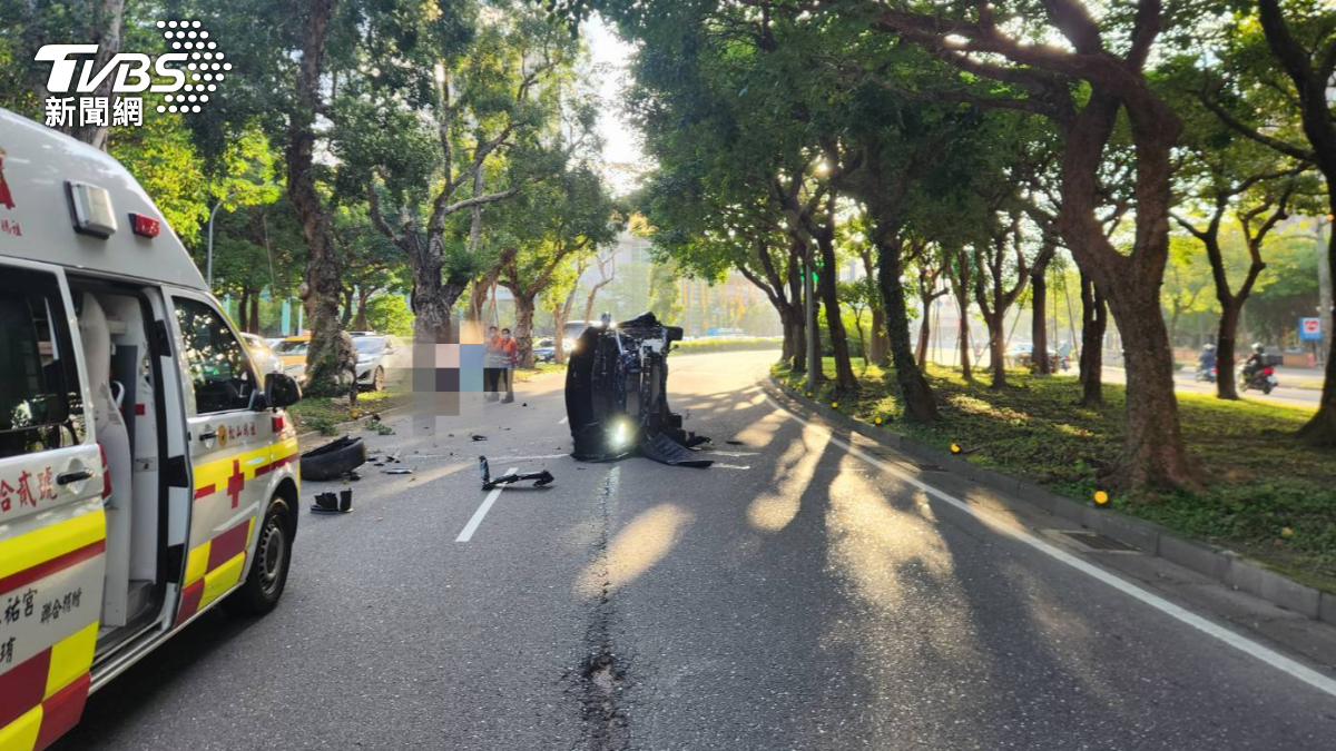車輛嚴重毀損、車輪噴飛。(圖/TVBS)