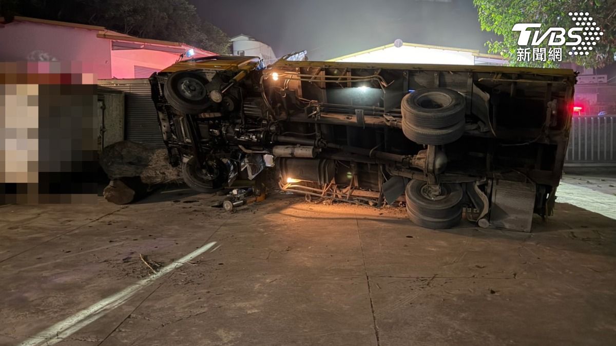 貨車翻覆當場壓死林男。(圖/TVBS)