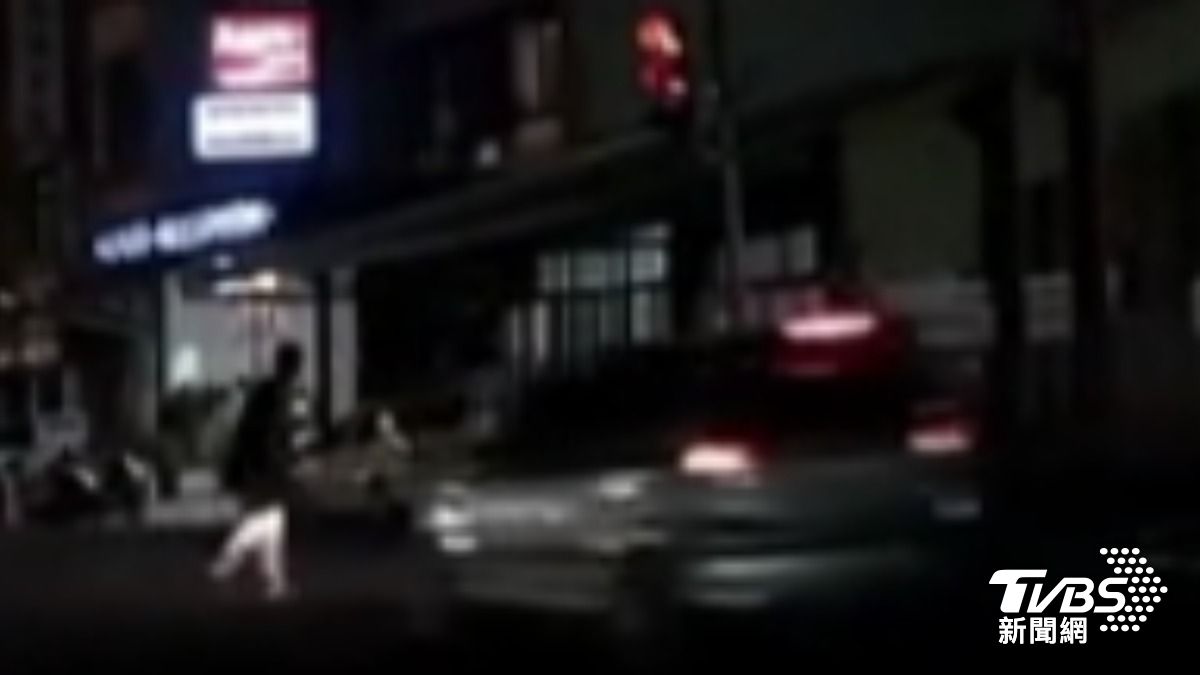 行人穿越車道疑闖紅燈，慘遭轎車衝撞重傷昏迷。（圖／TVBS）