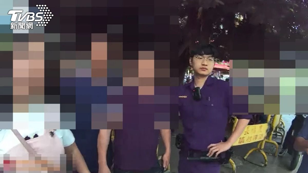警方到場後將2人帶回偵辦。（圖／TVBS）