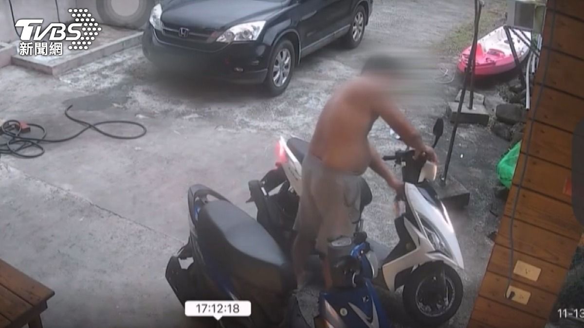 機車加油線卡住，鄭先生在轉動機車手把並念念有詞後，一發動引擎，整部機車立刻爆衝撞向牆壁。（圖／翻攝Threads_shopeand）