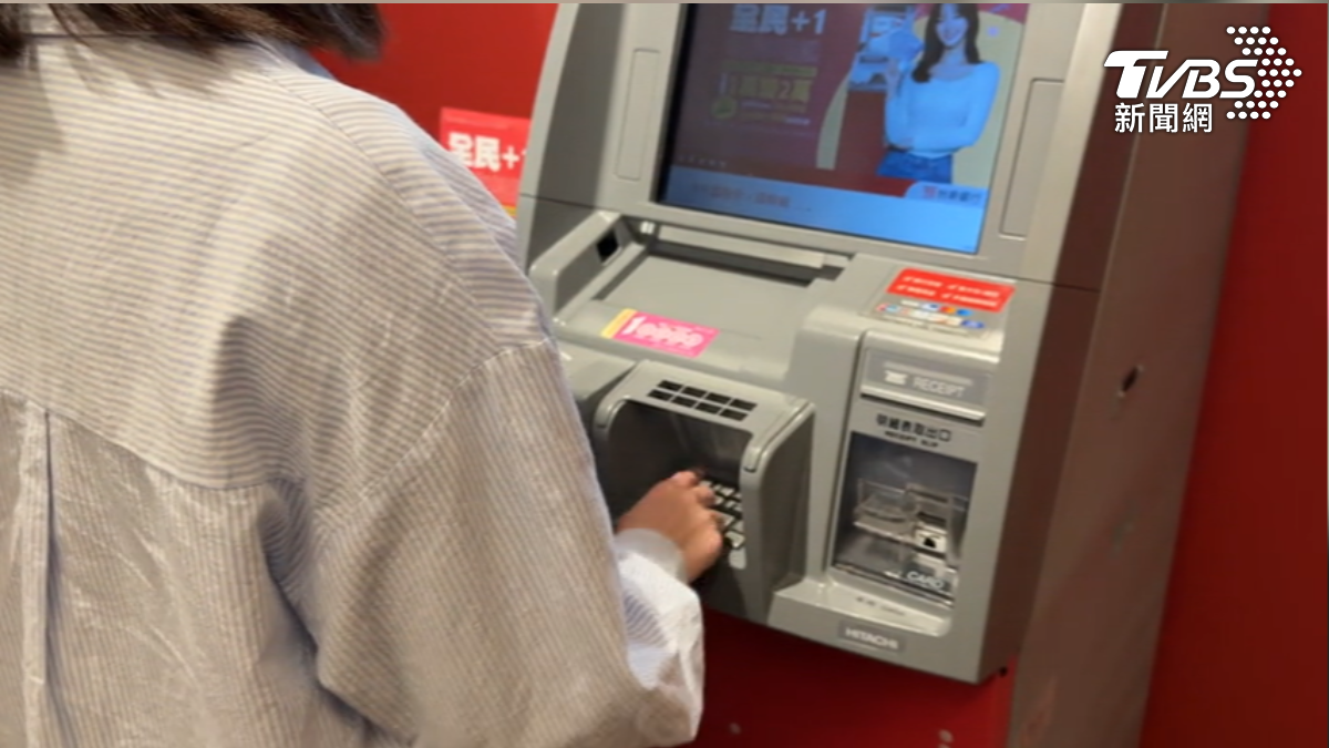 ATM怎領1萬,選全民+1按鈕,輸入提款卡和健保卡號等資料。(圖/TVBS)