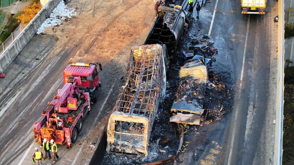 南韓高速公路「13車連環追撞」！油罐車起火、鋼條掉落釀2死