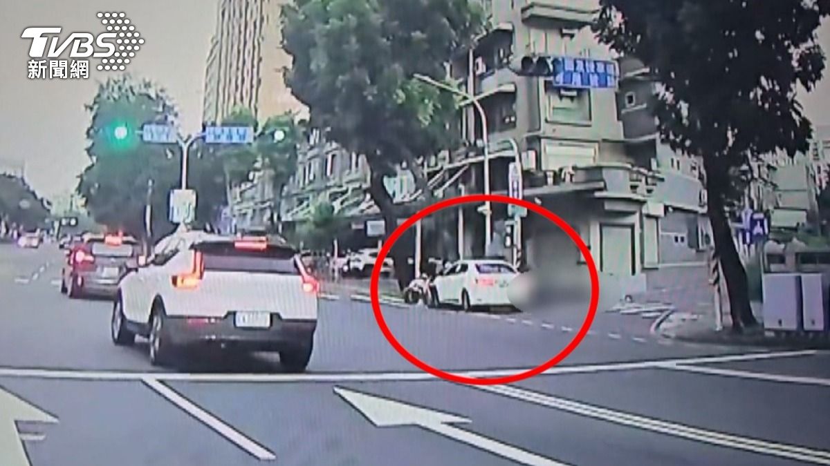 一輛白色轎車卻突然違規右轉，如同保齡球效應般連續撞倒多部機車，造成多人受傷。（圖／翻攝Threads_jojo122210）