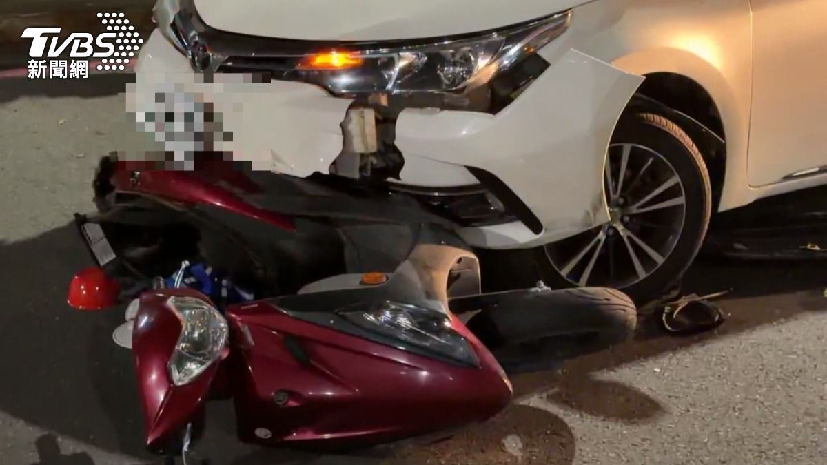 白色轎車卻突然違規右轉，撞上一名騎著紅色機車的林姓騎士。（圖／TVBS）