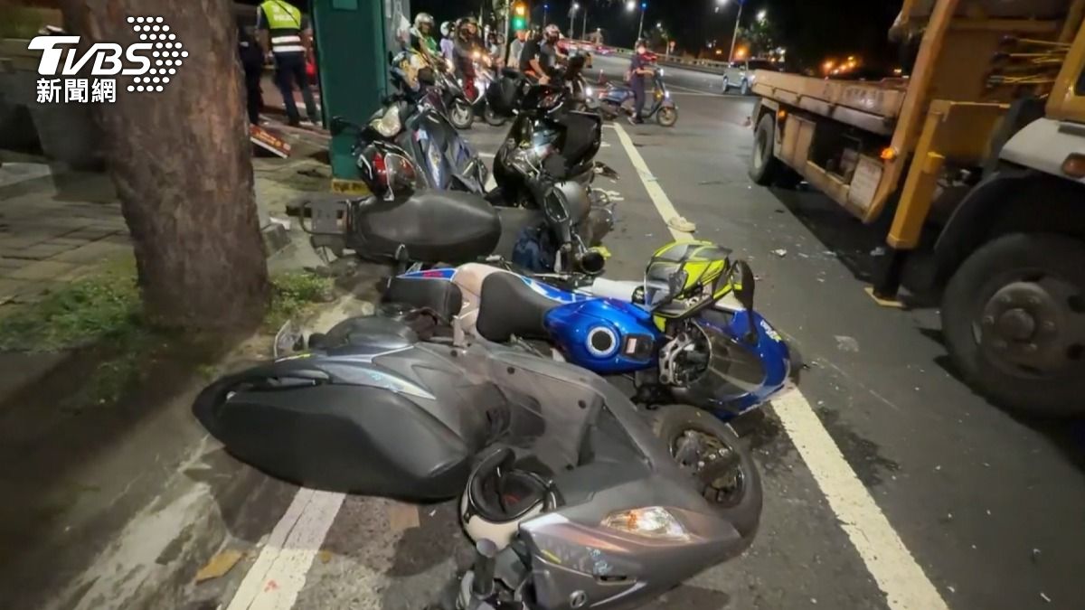 事故現場一片狼藉，多輛救護車也迅速抵達現場救援。（圖／TVBS）