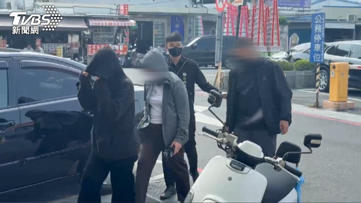 被撞身亡的機車騎士家屬在隔天上午進行相驗時，全程不發一語，面對突如其來的噩耗顯得悲痛萬分。（圖／TVBS）