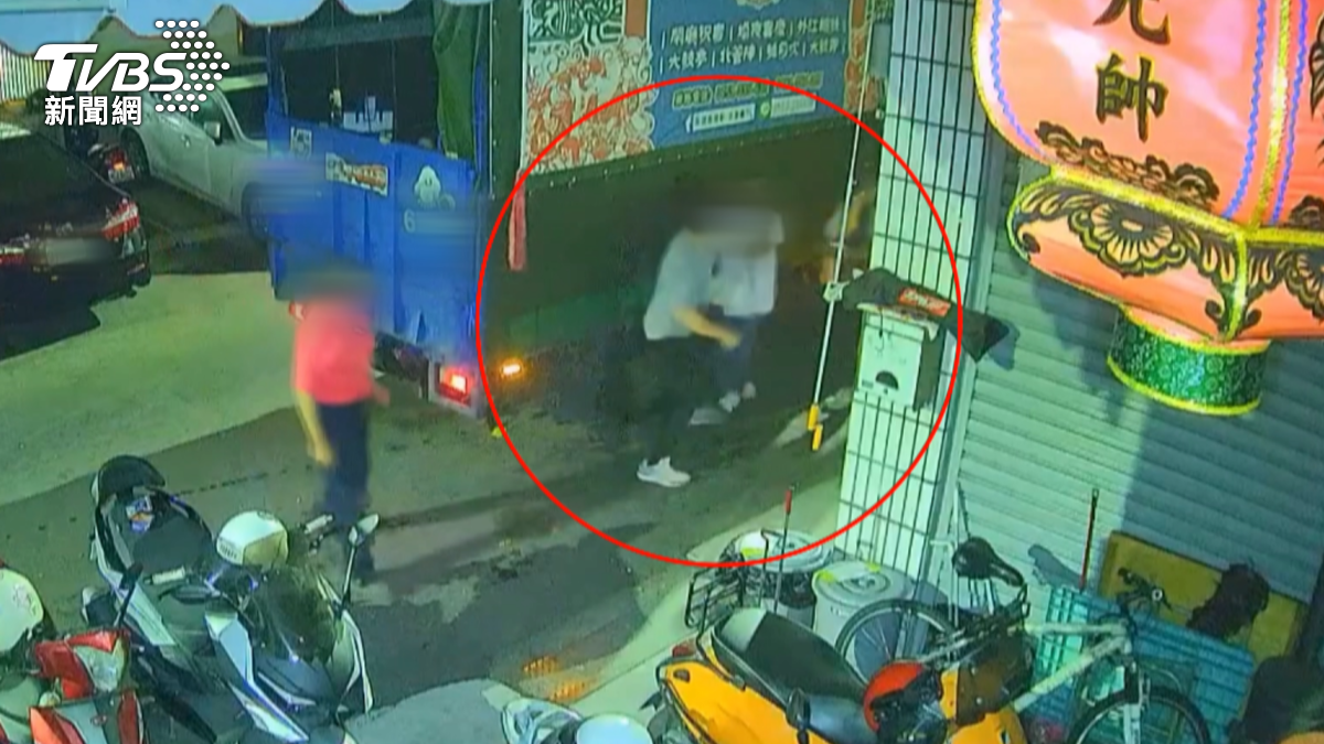 監視器畫面清晰記錄了這起暴力事件,只見男子不斷出拳猛打身穿白色上衣的女子,旁人見狀立即上前勸阻。(圖/TVBS)