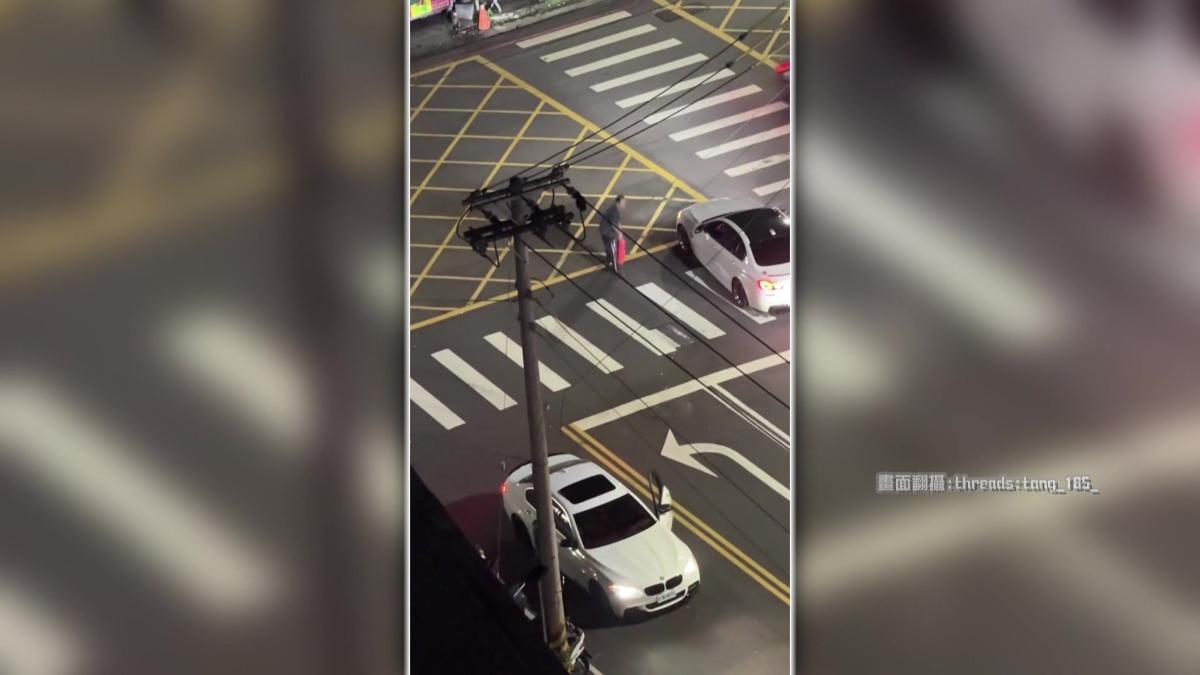 17號凌晨,數輛黑色和白色進口車在街道上不斷繞行,噪音充斥整個街區。(圖/Threads@tang_185_)