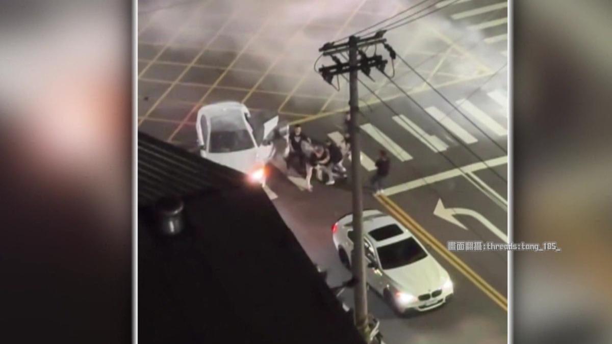 45歲住戶怒噴白色轎車,惡煞持鋁棒狂毆躺地男不放。(圖/Threads@tang_185_)