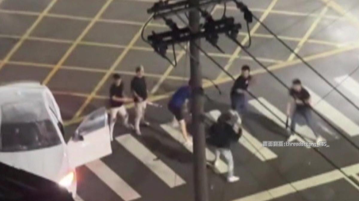 陳男遭6惡煞圍毆躲車內,遭拽下丟包警已逮5嫌。(圖/Threads@tang_185_)