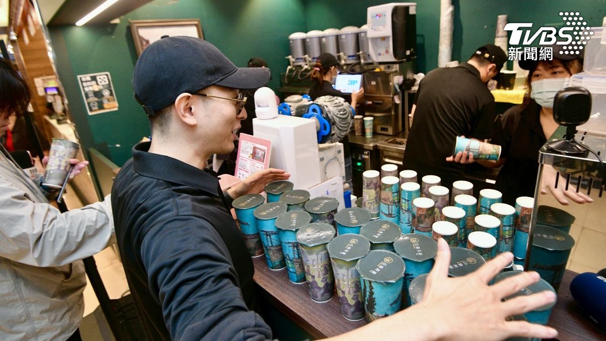 北車丘森茶室真的發送350杯手搖飲,排隊民眾依號碼牌分批拿到飲料。(圖/胡瑞麒攝)