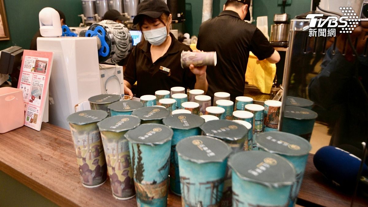北車丘森茶室真的發送350杯手搖飲。(圖/胡瑞麒攝)