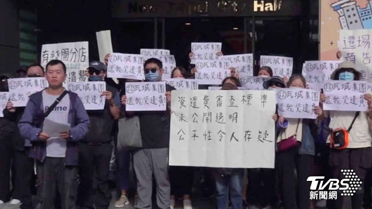 瓦城泰統35位員工認為衝擊權益，連署並站出來到新北市政府陳情。（圖／TVBS）