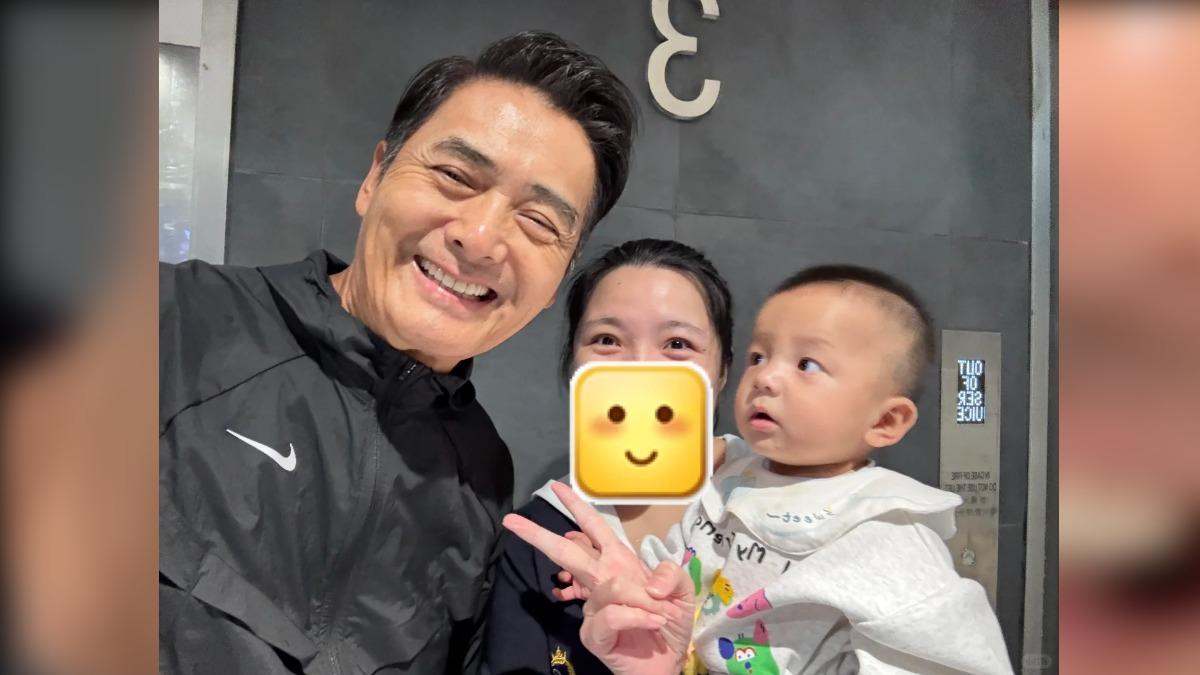 周潤發被捕捉合照，小寶寶目不轉睛地盯著他。（圖／翻攝自小紅書）