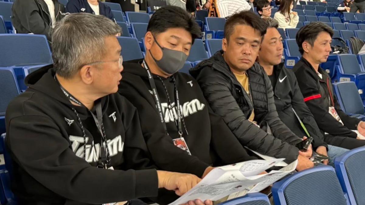 中職情蒐團隊在日韓交流賽期間赴東京巨蛋拜訪。(圖/翻攝蔡其昌Threads)