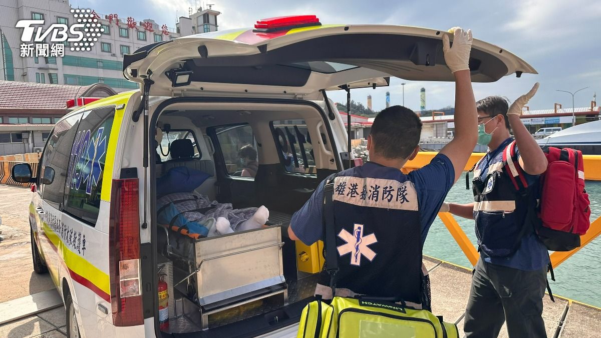 兩名病患緊急送至金門醫院做後續治療安排。(圖/程子奕攝)