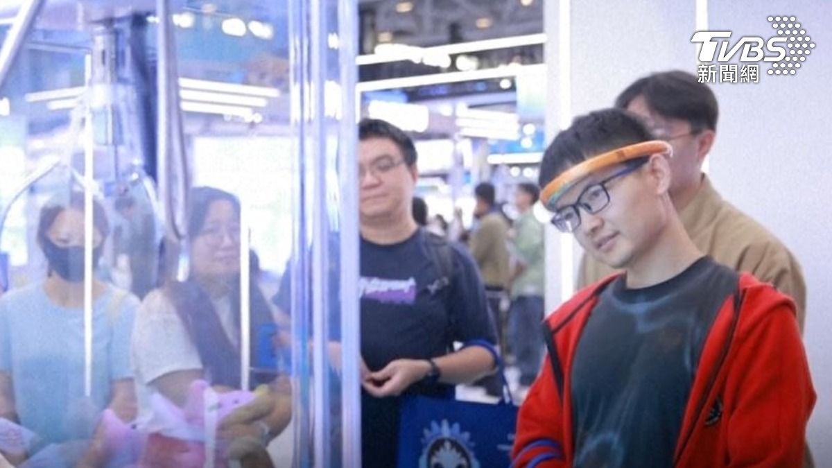 深圳推出腦控娃娃機,如今夾娃娃無需再用雙手操作。(圖/中新社)