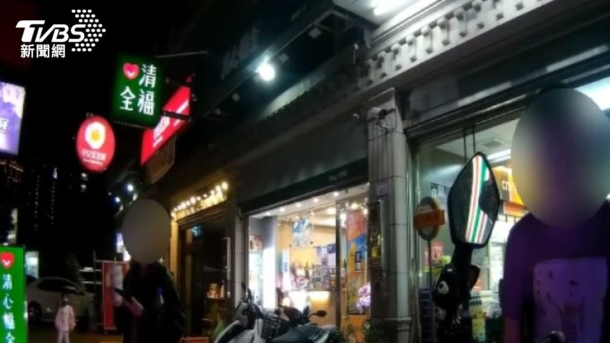 警方獲報立刻通報找人,沒想到半個小時後,就發現兩人在一間超商門口聊天。(圖/TVBS)