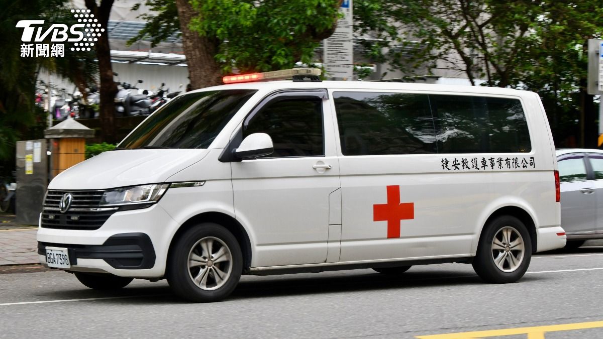 內湖成衣廠工安意外！員工遭鑽床機器夾斷食指　緊急送醫接回