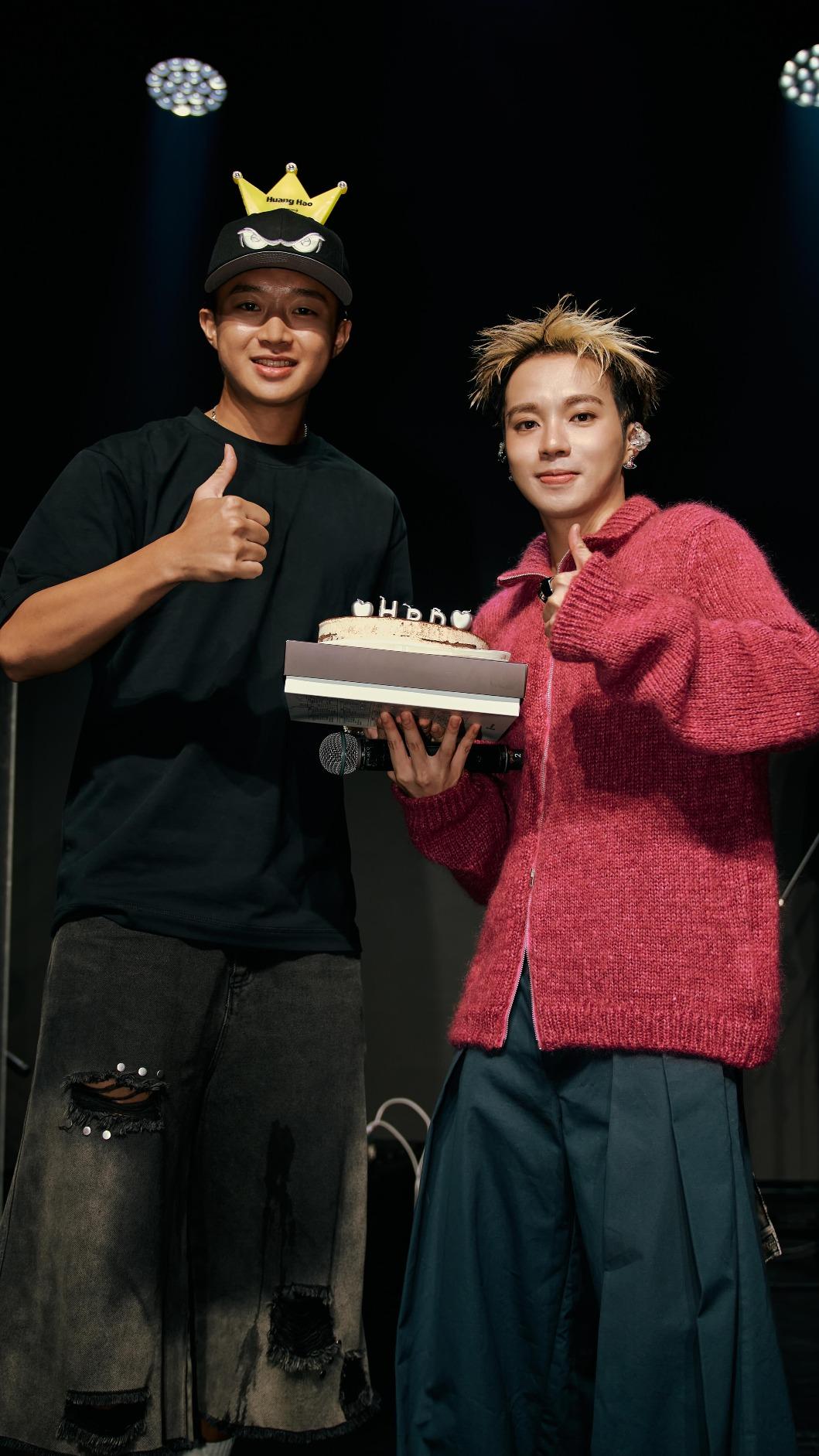 好友Yappy(左)當外送員送生日蛋糕。(圖/山夏國際娛樂提供)