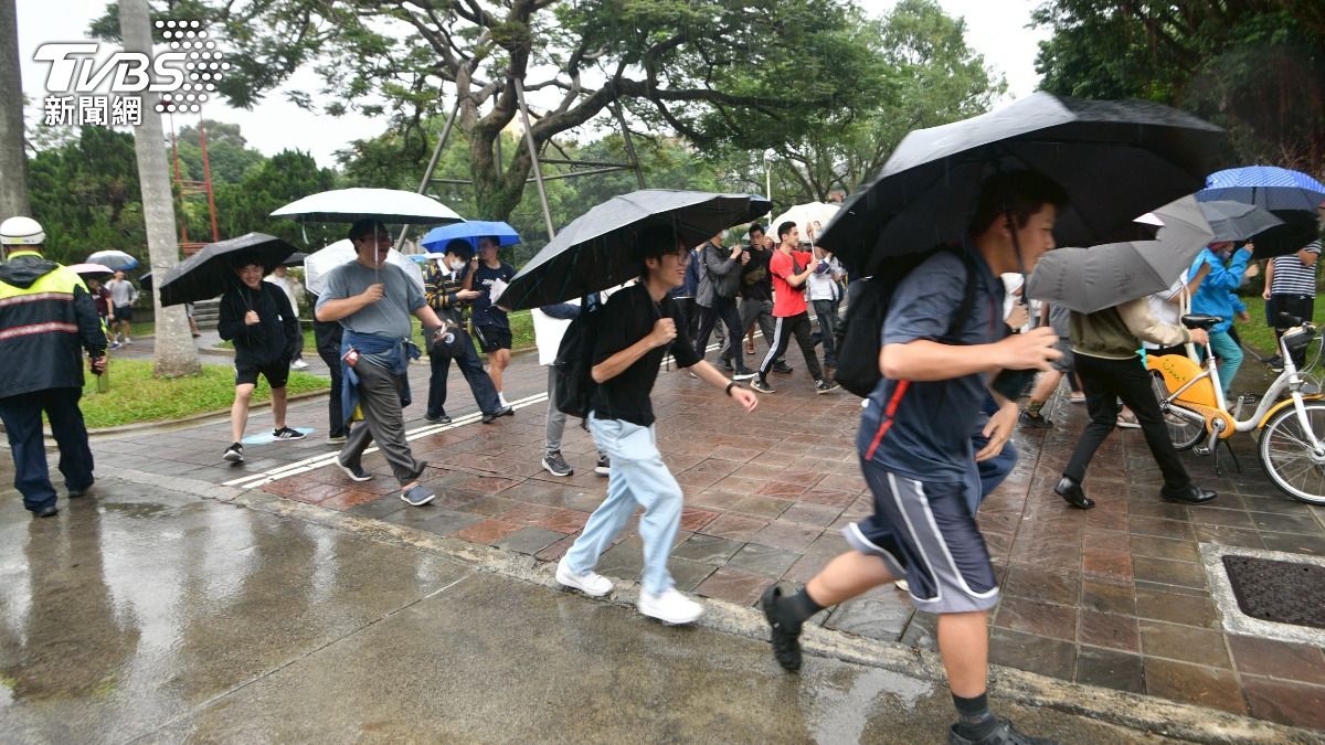 送雞排學長未申請集會,發放地點改至校門口。(圖/胡瑞麒攝)