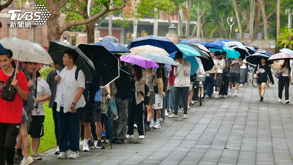 台大電機男捍衛校譽！花3.5萬送雞排　400人冒雨排隊：謝謝學長