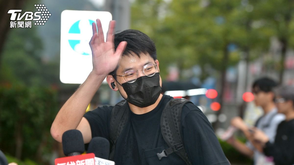 發放雞排的台大電機系校友。(圖/胡瑞麒攝)