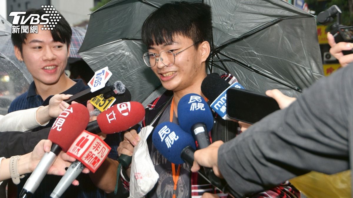 第一個領到雞排的民眾樂開懷。(圖/胡瑞麒攝)