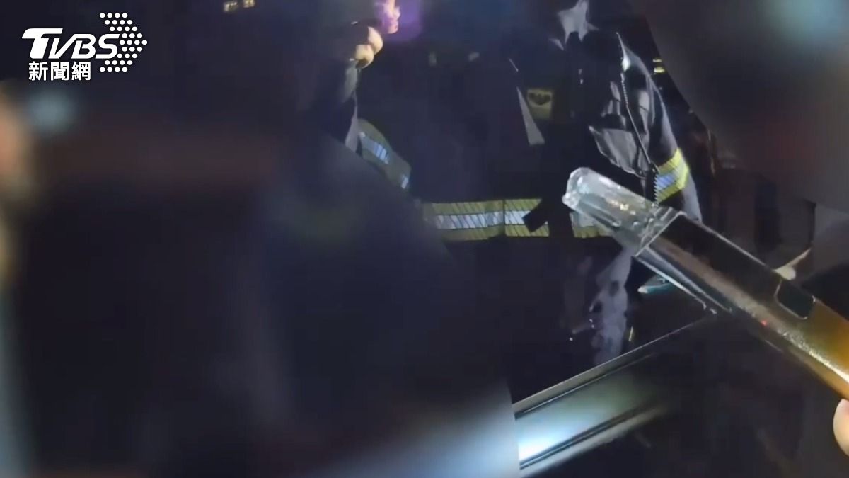 房仲涉嫌毒駕,在建國高架橋失控追撞,疑似想丟包毒品被識破。 (圖/TVBS)