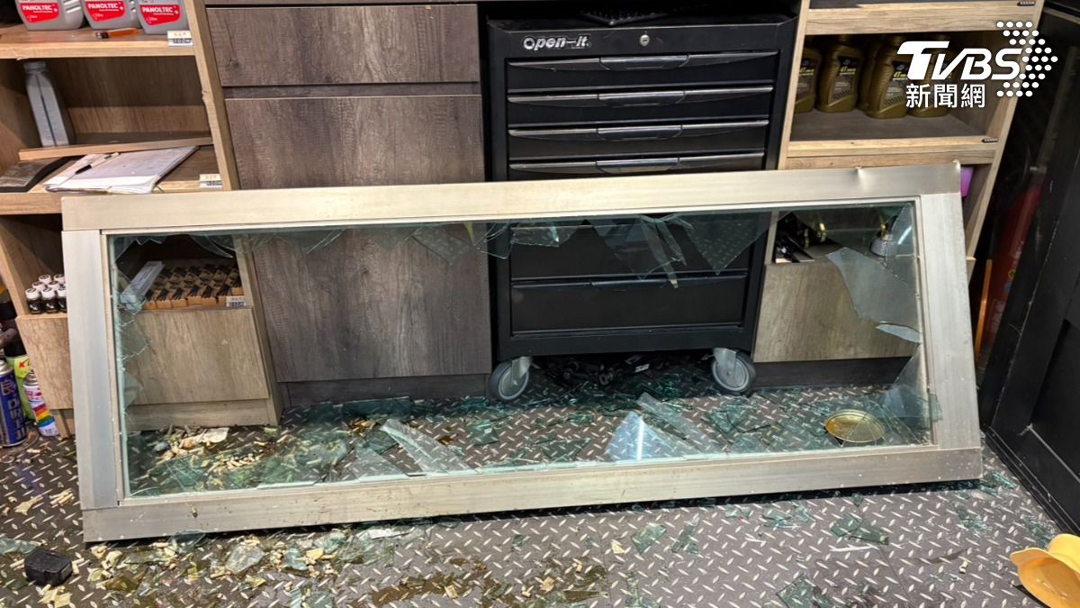 騎士撞入店內後,隨即撿起店內工具開始猛砸店面,造成門窗出現多處凹痕。(圖/TVBS)
